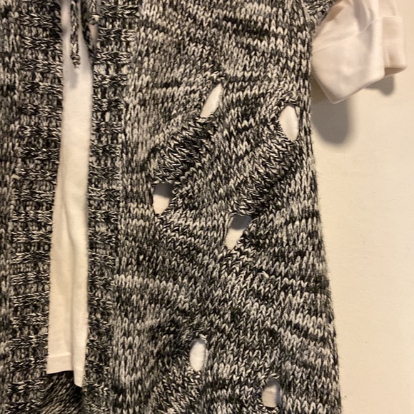 Hot & Delicious vest. Knitted. Beautiful design. Hooded. Chic & unique. - Picture 3 of 8